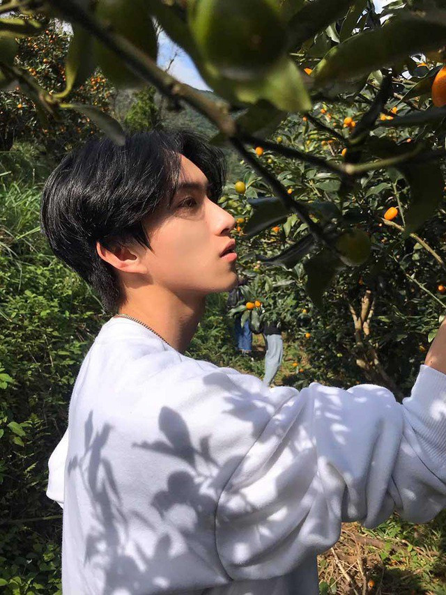 Quốc Cường cũng có phong cách ăn mặc đa dạng, năng động.