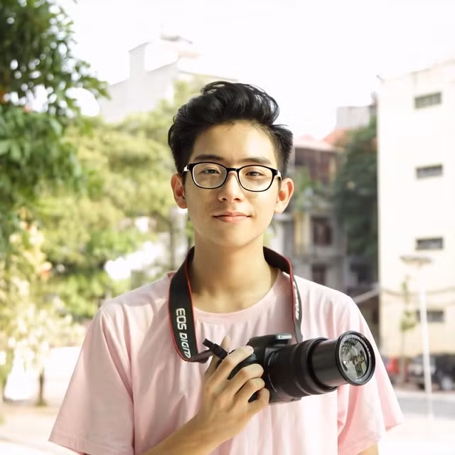 Nguyễn Huy Nam Anh (21 tuổi) hiện đang là sinh viên năm thứ 2 tại Đại học Corvinus University of Budapest (Hungary), ngành Communication and Media. Chàng trai này bất ngờ nổi tiếng sau khi những hình ảnh của cậu bạn được chia sẻ trên một diễn đàn mạng.