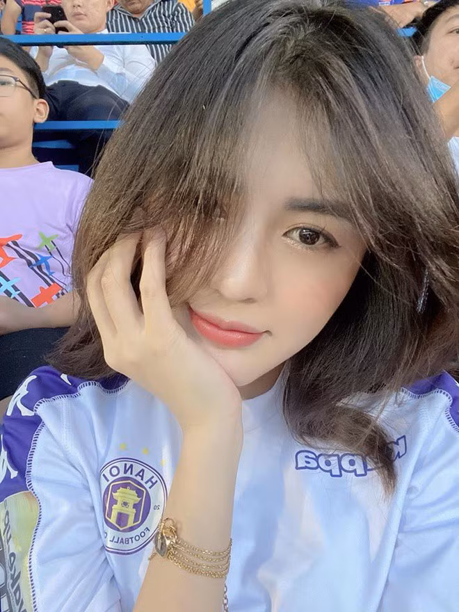 Trước đó, Thảo Uyên nhiều lần xuất hiện trên khán đài cổ vũ cho CLB Hà Nội trong nhiều trận đấu. Cô còn diện áo của CLB này, thậm chí mặc áo số 7 - con số in trên áo đấu của Mạch Ngọc Hà.