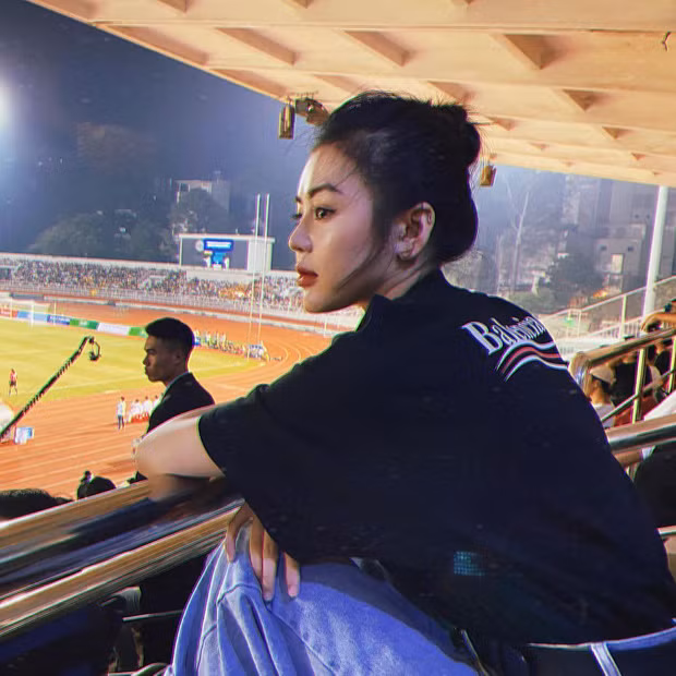 Tối qua (11/11), trên SVĐ Thống Nhất đã diễn ra một trận cầu vô cùng đặc biệt nhằm gây quỹ từ thiện ủng hộ miền Trung. Đội hình tham gia của giải này toàn quy tụ ngôi sao từ các cầu thủ nổi tiếng thuộc tuyển U23 Việt Nam, hội streamer đến loạt ca sĩ, diễn viên...Ngoài giải đấu, người hâm mộ còn đặc biệt quan tâm đến các thông tin, hình ảnh liên quan.