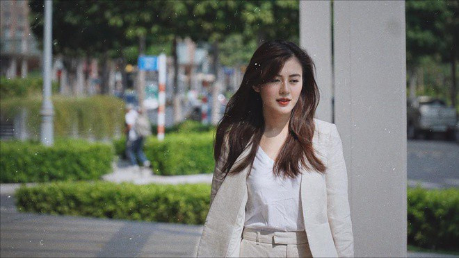 Là “dân võ thuật”, nhưng Thảo Uyên không hề bị thô cứng, ngược lại cô sở hữu ngoại hình đầy nữ tính và gương mặt rất thần thái.