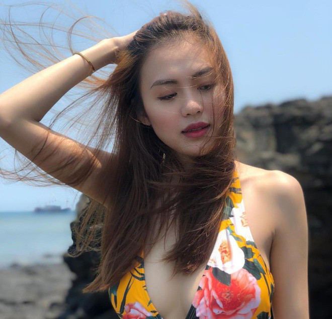 Với ngoại hình xinh đẹp, vóc dáng nổi bật, ngoài thời gian học, cô còn làm mẫu ảnh cho một số nhãn hiệu thời trang.