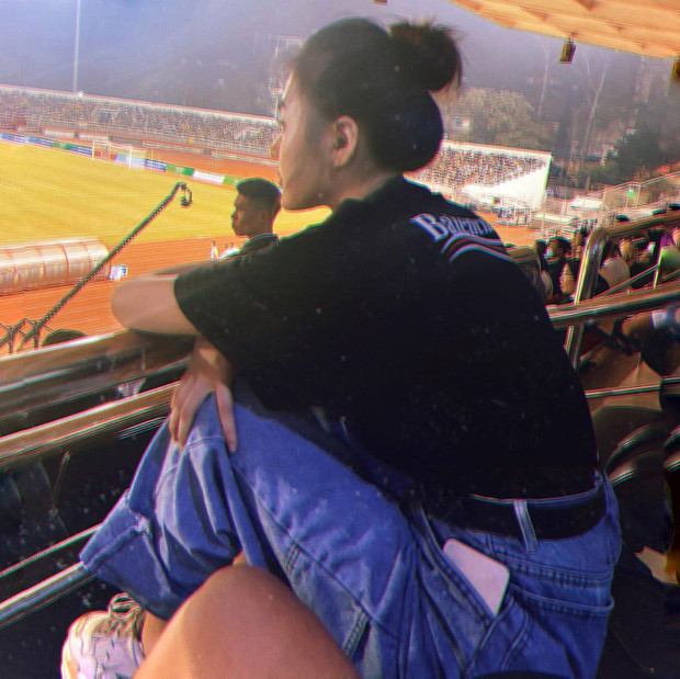 Và trong số đó, hình ảnh của một cô gái xuất hiện tại giải đấu lần này đã nhanh chóng chiếm trọn spotlight trên khán đài SVĐ Thống Nhất. Dù ăn mặc đơn giản với mái tóc búi cao gọn gàng, gái xinh này trông vẫn cực kì hút mắt.