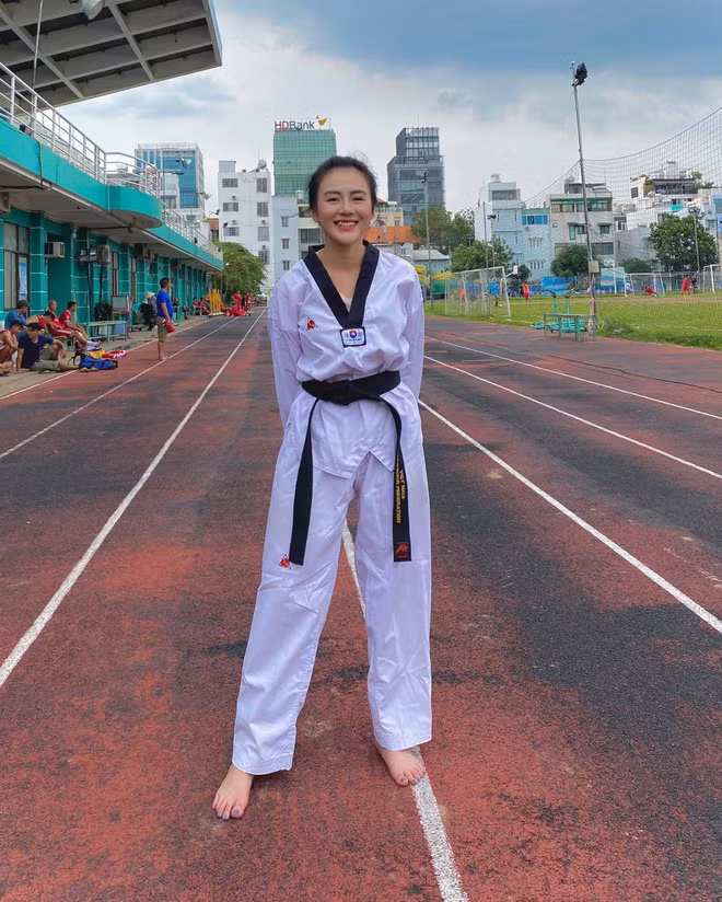 Trên trang cá nhân của mình, "hot girl võ thuật" Thảo Uyên thường xuyên đăng tải những hình ảnh theo nhiều style khác nhau. Dù là phong cách nào thì gái xinh này vẫn cực nổi bật.