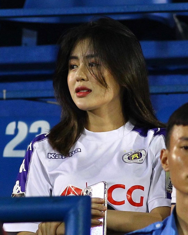 Sau khi được dân mạng truy tìm danh tính ai cũng tá hỏa khi biết được hot girl này chính là cái tên quen mặt của làng bóng đá. Cô nàng chính là Nguyễn Lê Thảo Uyên, được biết đến với danh xưng "hot girl võ thuật", là bạn gái tin đồn của cầu thủ Mạch Ngọc Hà (CLB Hà Nội).
