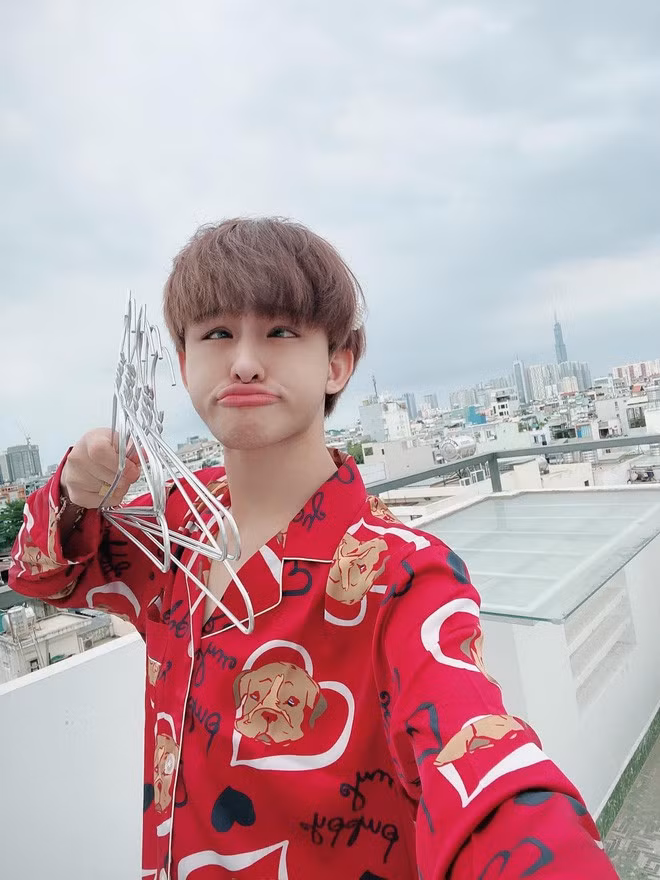 Ở nhiều clip được quay trong nhà lẫn bên ngoài đường phố, Đức Bo không ít lần diện trang phục bó sát, cố tình nhảy nhót gây sự chú ý.