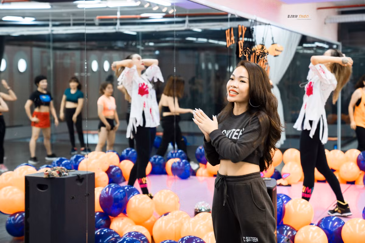 Với thành tích xuất sắc trong học tập, khi cầm tấm bằng tốt nghiệp ra trường Bảo Ngọc đã được đặc cách tuyển thẳng làm công chức tại Sở Văn hoá Thể thao và Du lịch với chính sách đãi ngộ nhân tài của tỉnh Bắc Giang. Cô nàng đã vô cùng phấn khích khi nhận được thông báo này.