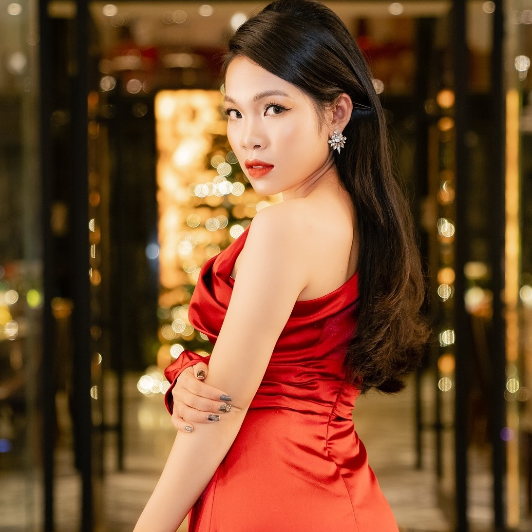 Sau một thời gian dài cùng sự nổi tiếng bất ngờ đã khiến Ngọc đưa ra quyết định là thôi việc hành chính để tập trung làm một HLV Aerobic nổi tiếng toàn thời gian.