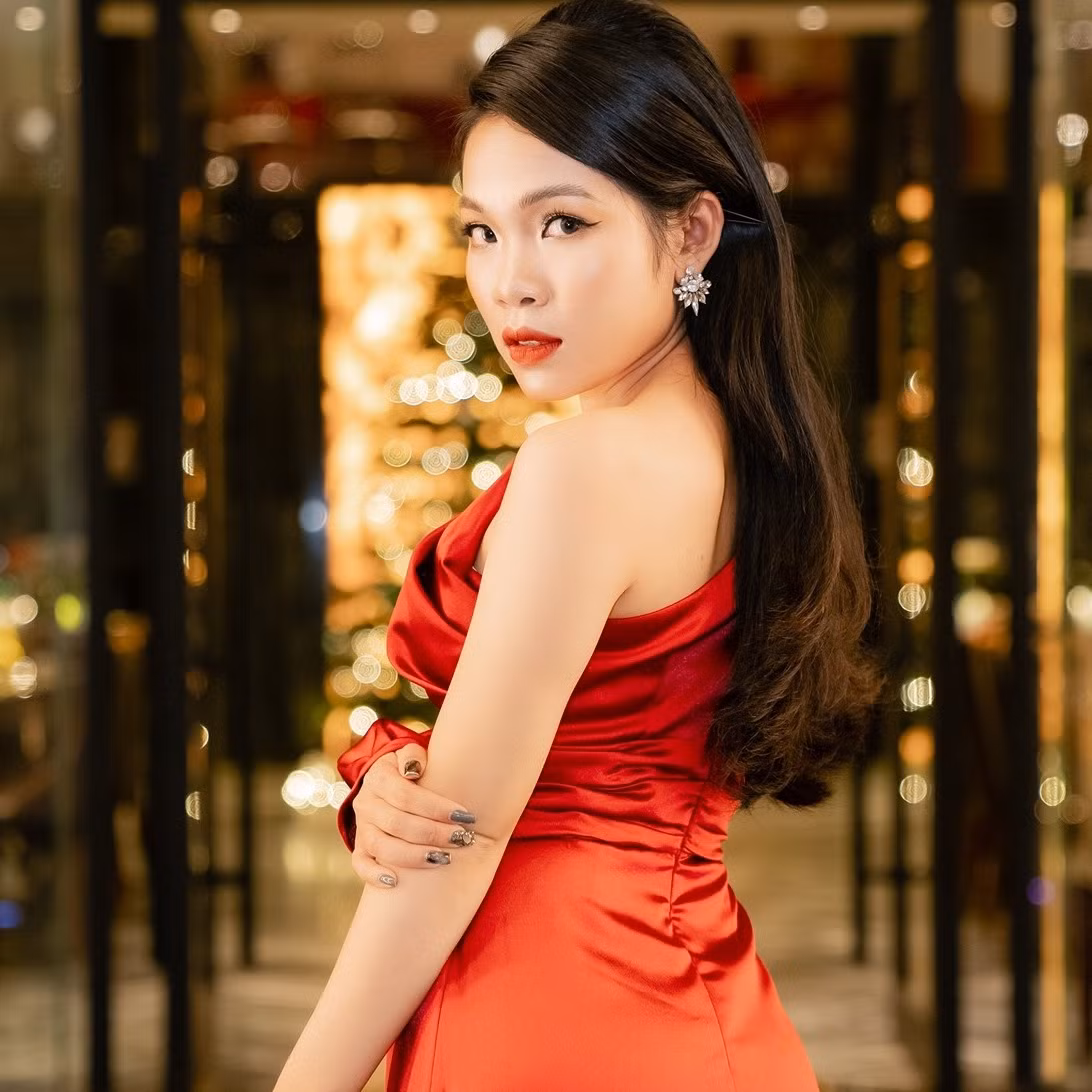 Sau một thời gian dài cùng sự nổi tiếng bất ngờ đã khiến Ngọc đưa ra quyết định là thôi việc hành chính để tập trung làm một HLV Aerobic nổi tiếng toàn thời gian.