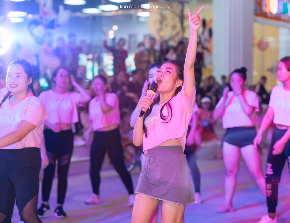 Đặc biệt hơn cả khi cô nàng còn là Thủ khoa đầu vào chuyên ngành Đạo diễn sự kiện, khoa Nghệ thuật Đại chúng, Đại học Văn hóa Hà Nội (2014). Và chính cô cũng là Thủ khoa đầu ra tại trường Đại học Văn hóa Hà Nội (2017).