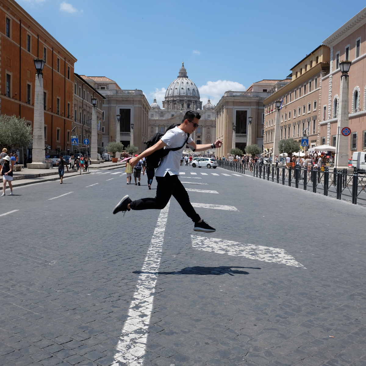 Maxk Nguyễn chính là designer đang được yêu mến với rất nhiều những dự án cá nhân thú vị như "Sài Gòn sau vai", "Sài Gòn 3 mét vuông", "Vịt lộn vịt dữa cút lộn", "Sai Gon Emoji",...