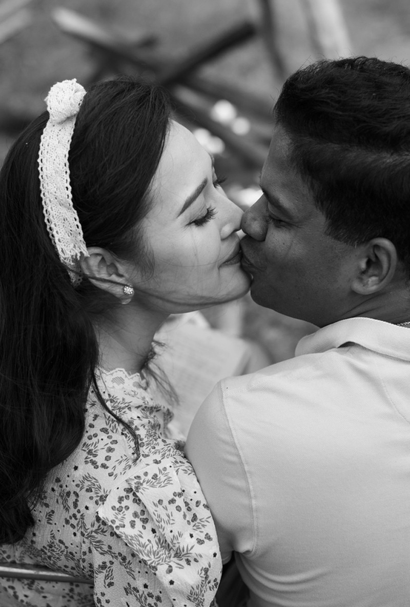 Trong quá trình quen nhau, cặp đôi đã phải chấp nhận cảnh yêu xa khi nửa kia của Thùy Linh thường xuyên phải đi công tác. Do đó, cả hai luôn cố gắng thu xếp công việc để quan tâm đến đối phương.