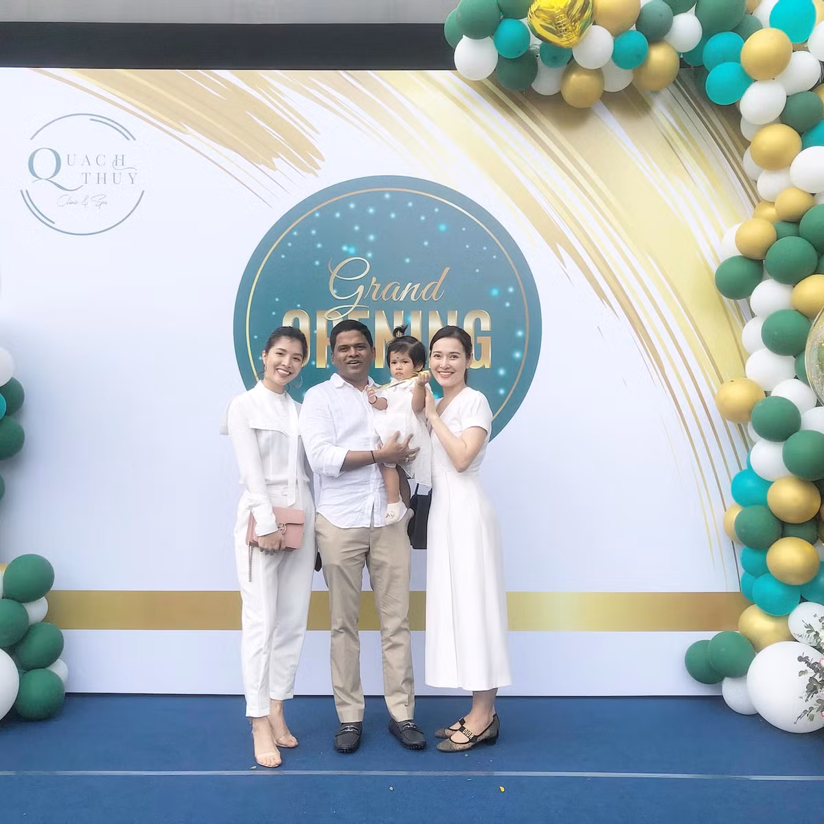 Từ khi lập gia đình đến nay, nữ MC xinh đẹp ít khi đăng tải hình ảnh đầy đủ gia đình mình lên mạng xã hội, đặc biệt là hình ảnh về người chồng ngoại quốc.