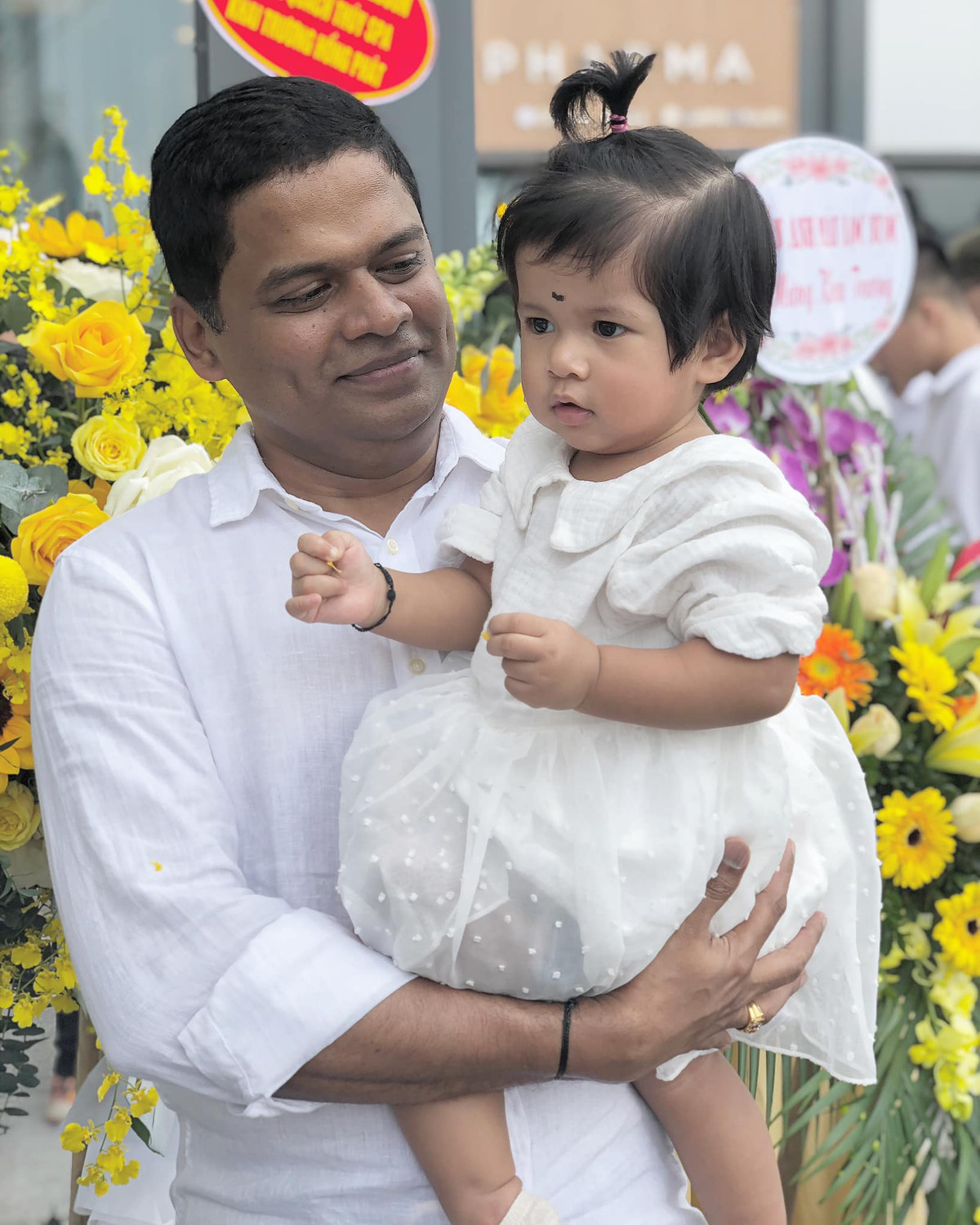 Hiện tại đứa con gái đầu lòng của Thùy Linh đã hơn 1 tuổi, nhiều người tỏ ra ngưỡng mộ cuộc sống hôn nhân hạnh phúc của nữ MC này.