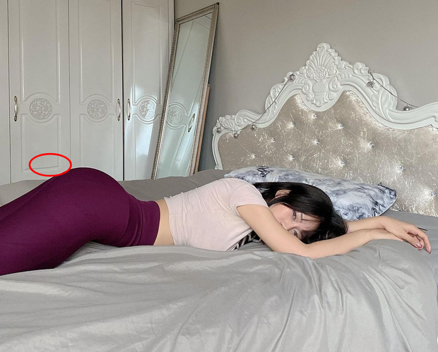 Tuy nhiên, mới đây cư dân mạng đã vô tình lục lại ảnh cũ của "hot girl phòng gym" này khi cô nàng khoe thân hình cực phẩm của mình. Theo đó, không ít người phát hiện ra tấm ảnh có gì đó sai sai, có thể do chỉnh ảnh quá đà.