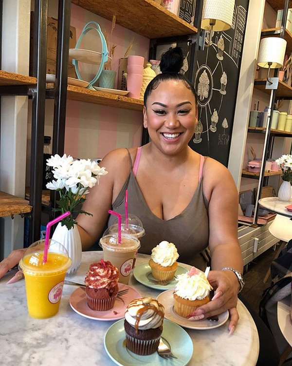 Tuy có cân nặng lên đến hơn 100kg nhưng Brittanya lại ghi dấu ấn với cách nói chuyện dí dỏm, hài hước. Cô cũng không ngần ngại chia sẻ về ngoại hình của mình, hoặc là việc từng có chàng trai đã bỏ chạy ngay sau lần đầu tiên gặp vì thân hình quá khổ của Karma. Thậm chí, cô nàng còn thú nhận đến chính bố mẹ cũng phải chê cô béo.