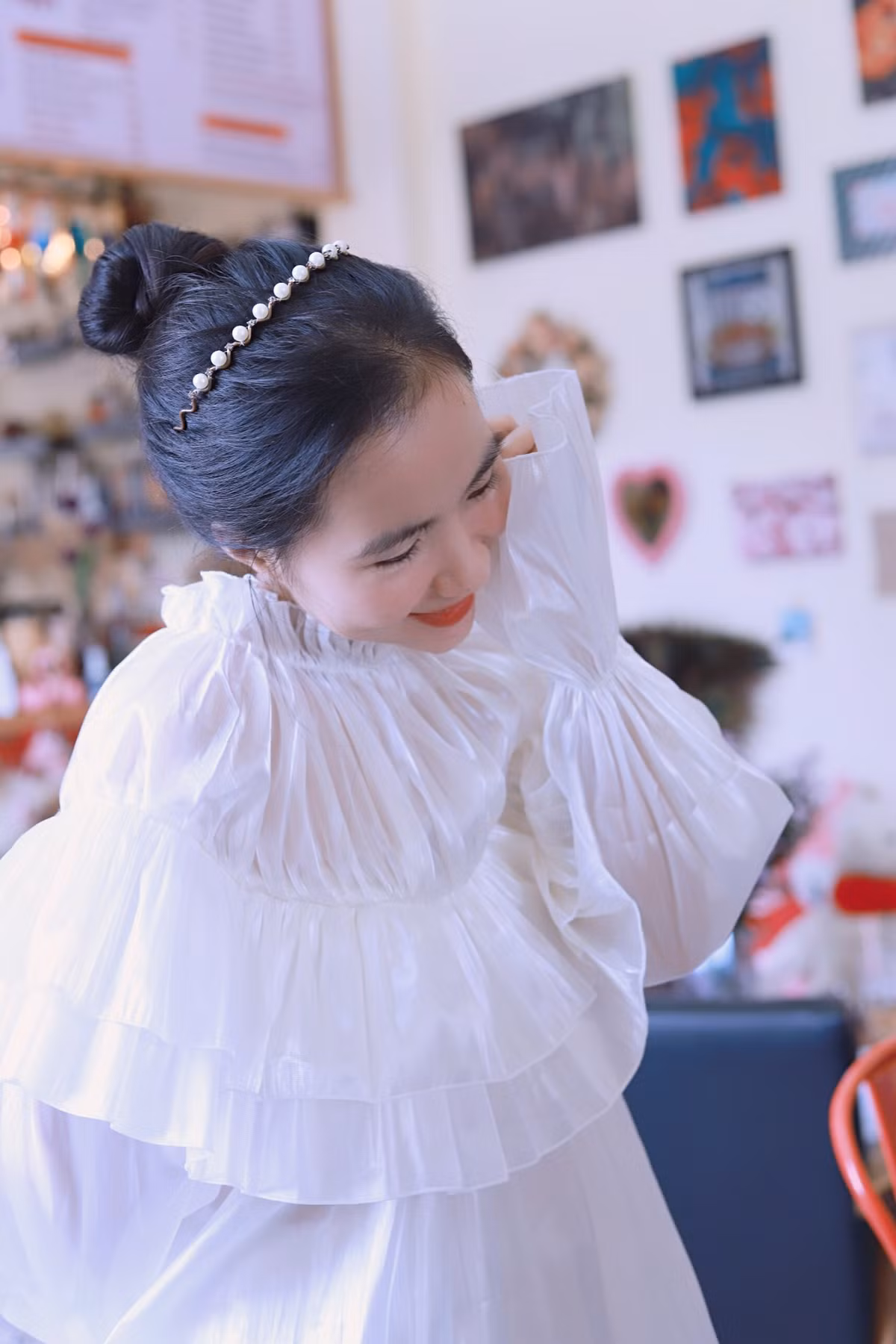 Cơ duyên để cô gái trẻ này đến với nghề giáo xuất phát từ những năm phổ thông khi môn học nổi trội là Văn nhưng cô yêu thích các môn học tự nhiên, đặc biệt là Hóa học. Đến nay cô lại trở thành giảng viên dạy bộ môn này ở trường đại học.