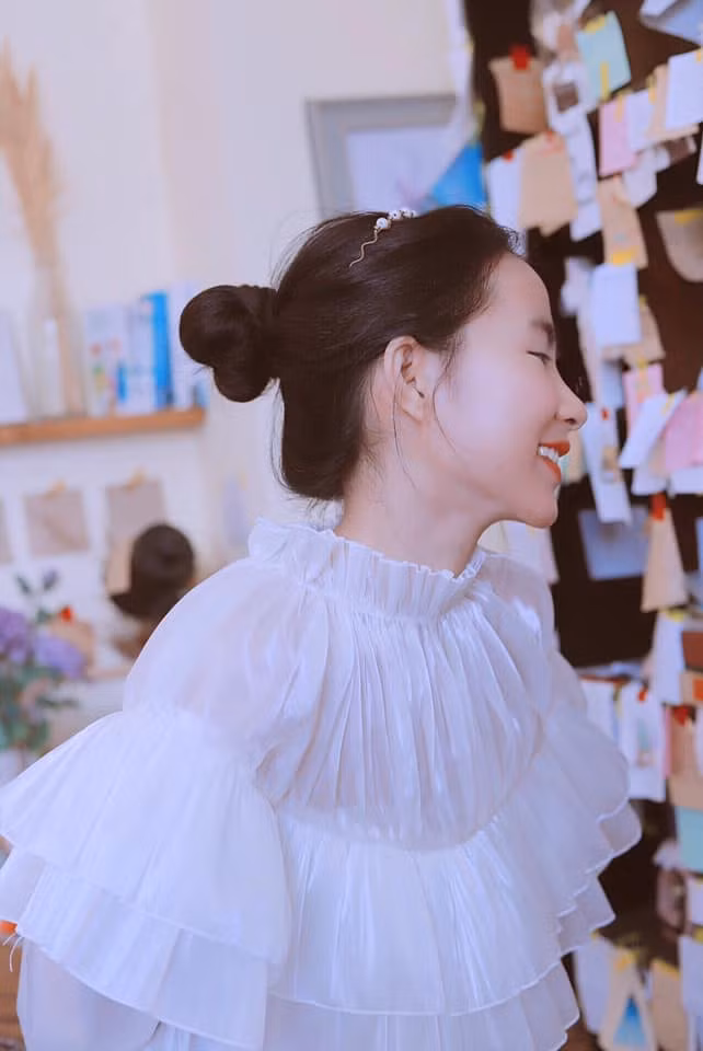 Với gu thời trang hiện đại, nhiều người thường nhầm Minh Hương vẫn là một nữ sinh vì gương mặt, vóc dáng còn quá trẻ.