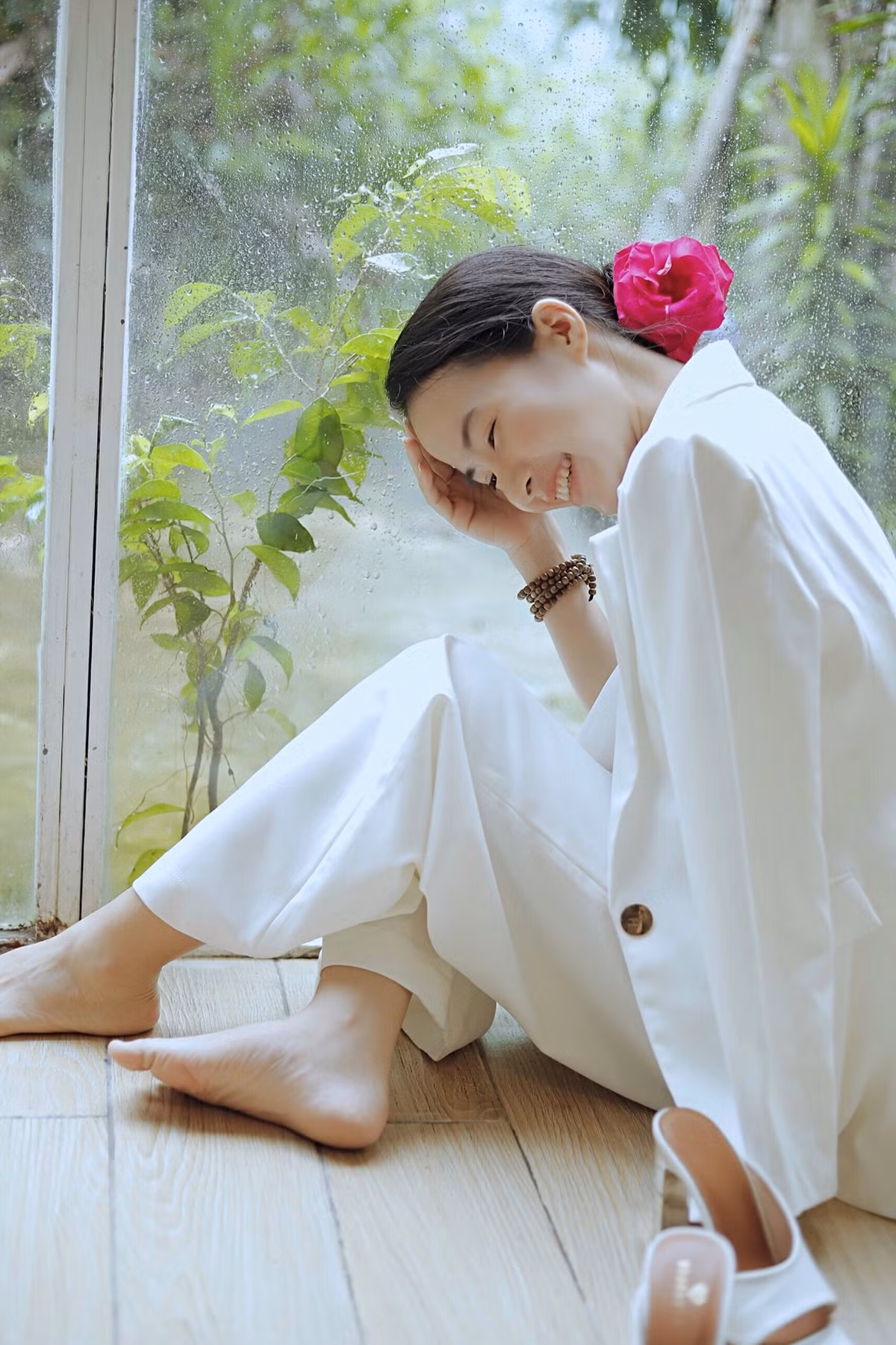 Ngoài những giờ lên lớp, cô giáo trẻ lại diện những bộ trang phục trẻ trung nhưng cũng không kém phần duyên dáng đẹp tựa thiếu nữ.