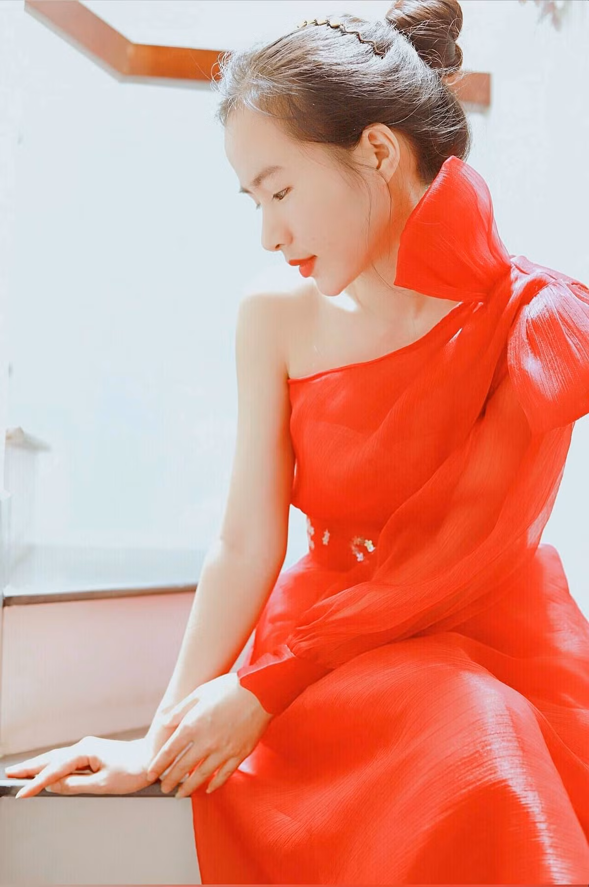 Được biết, Minh Hương rất thích đi từ thiện, kêu gọi quyên góp giúp đỡ những hoàn cảnh khó khăn, Hương quan điểm rằng: "Phải cho đi không toan tính thì sẽ nhận lại một cách đủ đầy".