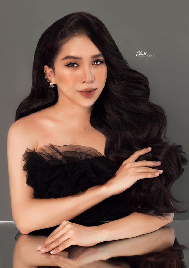 Su Su còn là gương mặt quen thuộc trong nhiều clip hài parody giả gái. Bên cạnh công việc diễn viên, anh chàng còn được biết đến với khả năng bán hàng duyên dáng và vui nhộn.