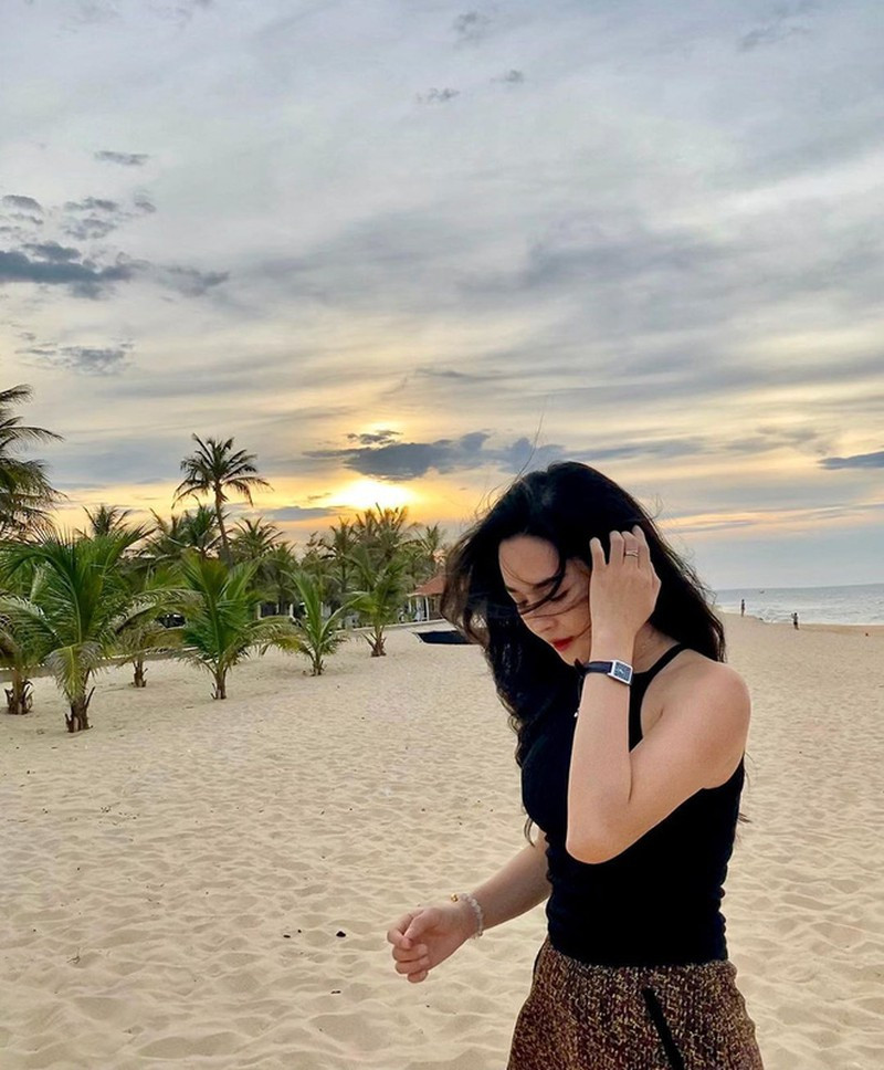 Tuy nhiên, sau đó khi bước chân ra khỏi chương trình làm đẹp, cô nàng quê Nam Định bỗng "vịt hóa thiên nga" nhanh chóng lọt top những hot girl PTTM thành công nhất.