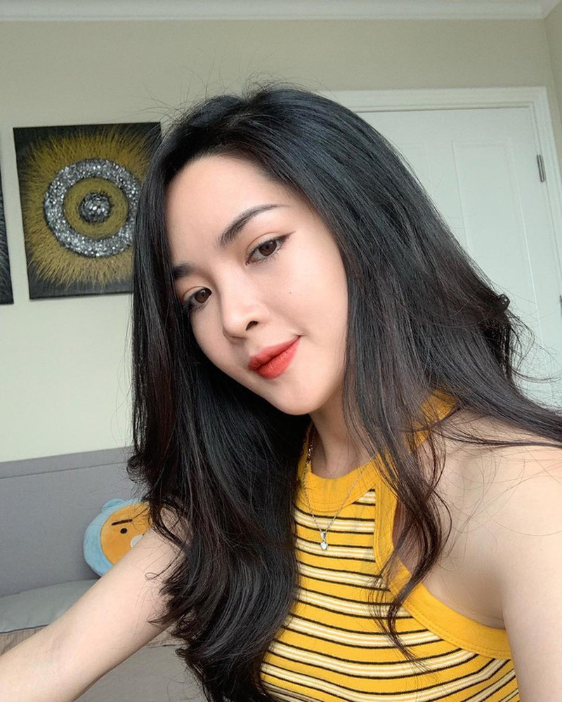 Trước cuộc động dao kéo, Thanh Quỳnh sở hữu gương mặt khá thô và không mấy nổi bật, cô nàng cũng gặp rất nhiều khó khăn trong công việc cũng như các mối quan hệ.