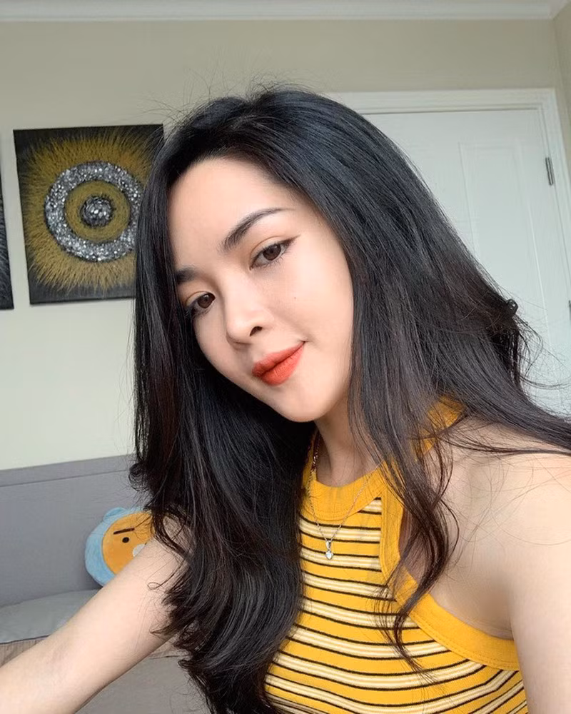 Trước cuộc động dao kéo, Thanh Quỳnh sở hữu gương mặt khá thô và không mấy nổi bật, cô nàng cũng gặp rất nhiều khó khăn trong công việc cũng như các mối quan hệ.