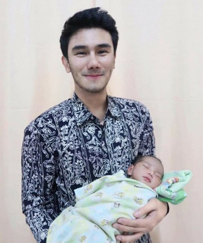 Mẹ của bé cũng thường xuyên đăng tải những khoảnh khắc đặc biệt trong quá trình trưởng thành của Arsya lên trang cá nhân.