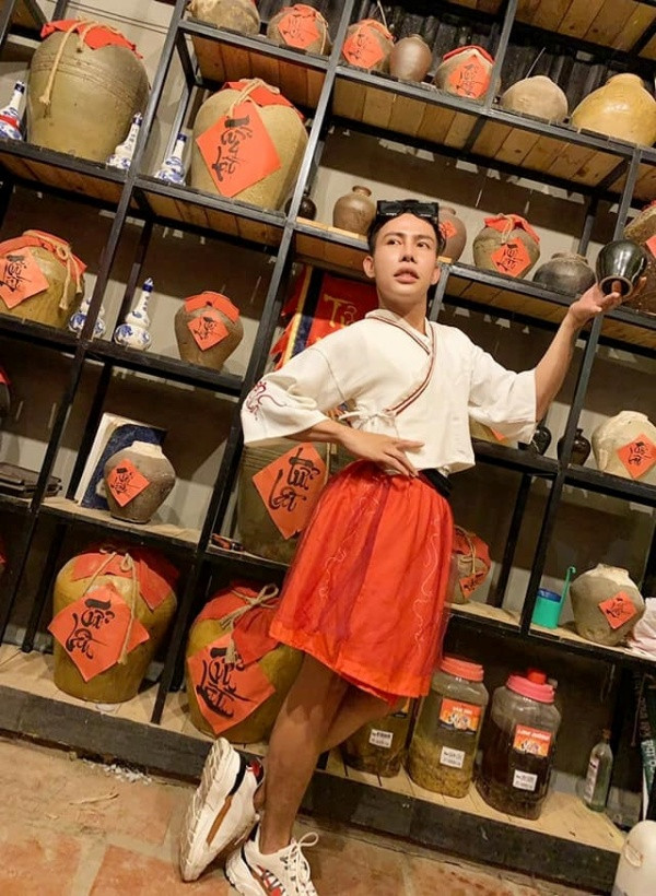 Giờ đây, sau 4 năm nổi tiếng, Tùng Sơn không còn gây ồn ào mỗi lần xuất hiện trên mạng. Thay vào đó, anh chàng thường xuyên chia sẻ hình ảnh chạy show diễn hội chợ, hát phòng trà hay tham gia vào các chuyến đi thiện nguyện giúp đỡ trẻ em nghèo,…