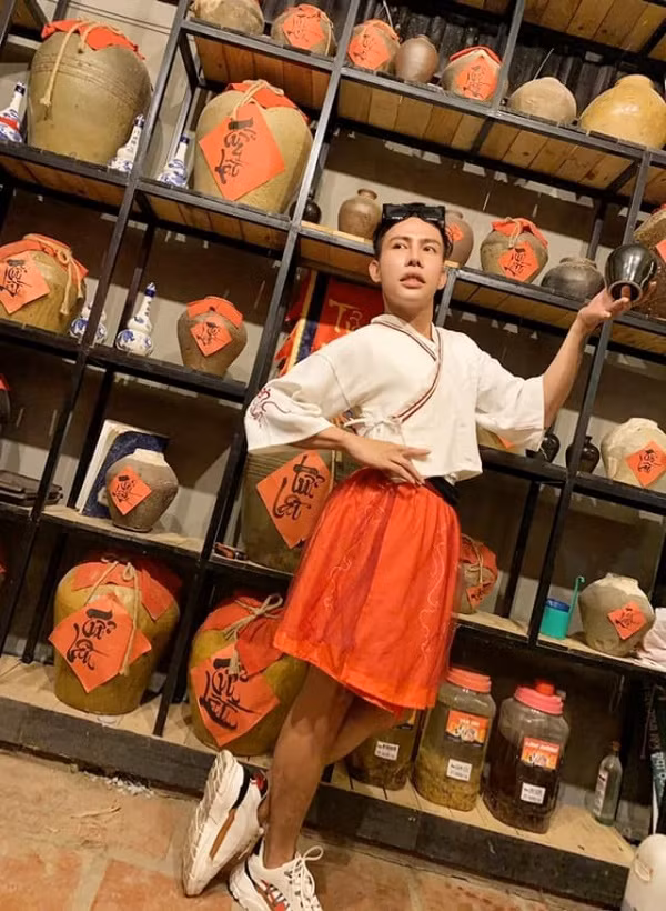 Giờ đây, sau 4 năm nổi tiếng, Tùng Sơn không còn gây ồn ào mỗi lần xuất hiện trên mạng. Thay vào đó, anh chàng thường xuyên chia sẻ hình ảnh chạy show diễn hội chợ, hát phòng trà hay tham gia vào các chuyến đi thiện nguyện giúp đỡ trẻ em nghèo,…