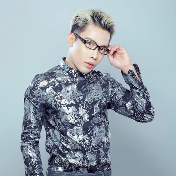 Tùng Sơn khiến không ít người bất ngờ trong loạt ảnh sau khi phẫu thuật thẩm mỹ gương mặt. Cụ thể, “Công chúa Thủy Tề” đã can thiệp dao kéo để thay đổi toàn diện khung xương hàm mặt gồm: xương gò má, xương hàm trên, góc hàm và xương cằm… Ngoài ra, anh còn sửa mũi, mắt và môi.