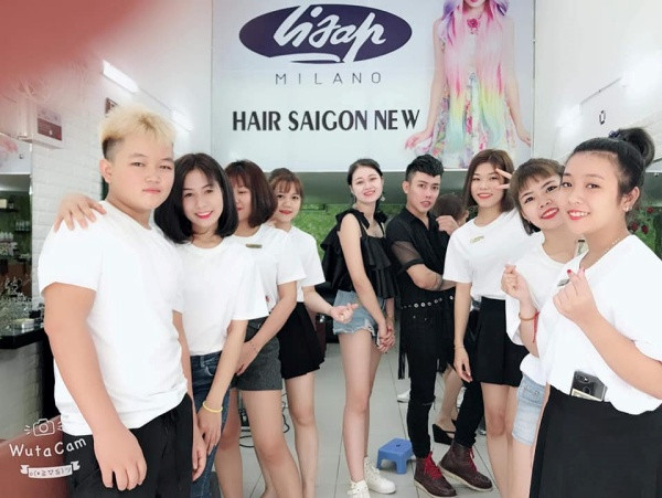 Bên cạnh các hoạt động giải trí, anh chàng còn mở một salon làm tóc do mình làm chủ.