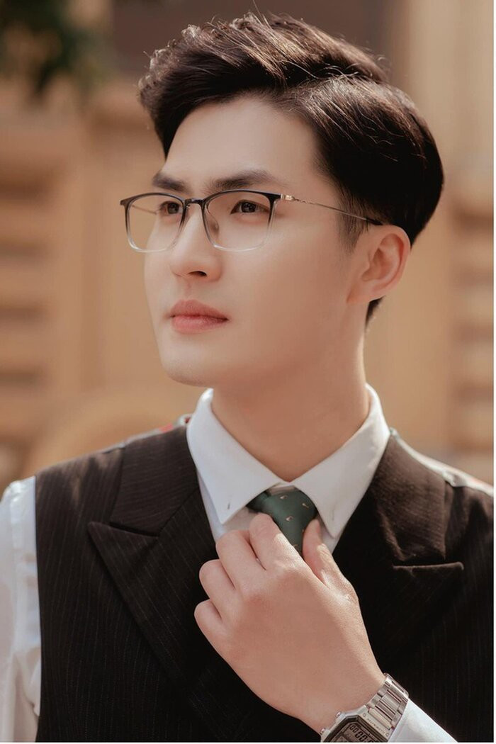 Dù không xuất thân từ trường Sư phạm, cách giảng dạy của 9X được nhiều người nhận xét rõ ràng, dễ hiểu. Ngoài công việc gia sư, Nguyên Trực còn là mẫu ảnh tự do, MC và tham gia đóng một số phim ngắn.