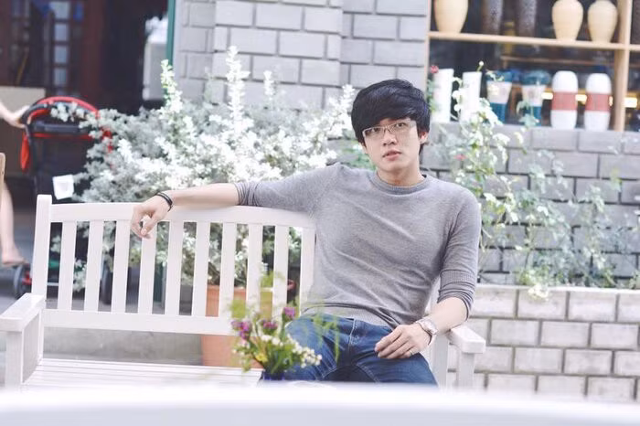 Anh Lê sinh năm 1992 cũng nổi lên là thầy giáo sở hữu ngoại hình đẹp và gương mặt điển trai.