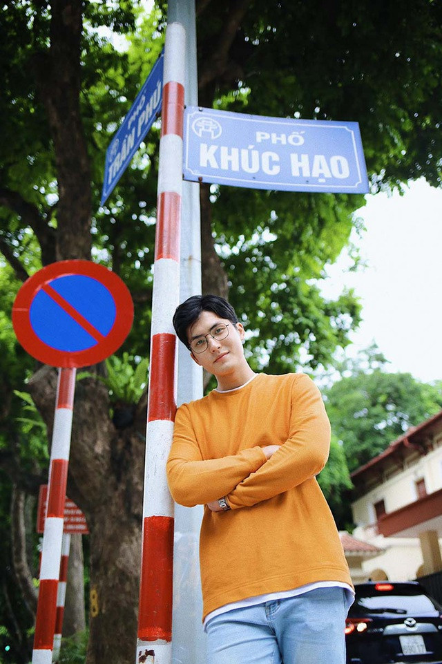 Thầy giáo Trực đã tốt nghiệp Học viện Khoa học Quân sự, hiện đang là thầy giáo dạy thêm Toán cho học sinh lớp 10 và luyện thi đại học tại Hà Nội.