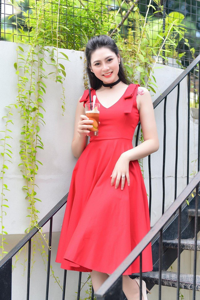 Nguyễn Thư Thanh (sinh năm 1994), hiện đang là giáo viên dạy mĩ thuật tại trường cấp 2 được mọi người nhận xét là có nhiều nét rất giống với diễn viên Phương Oanh – nữ chính bộ phim đình đám Quỳnh búp bê.