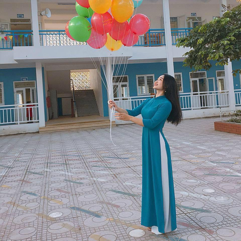 Năm nay, cộng đồng mạng lại xôn xao vì xuất hiện một cô giáo tiểu học xinh như hot girl khiến ai cũng phải chú ý trong ngày tựu trường. Cô giáo có tên là Lưu Thị Phương Thảo (quê gốc Thái Bình, lớn lên tại Hà Nội)