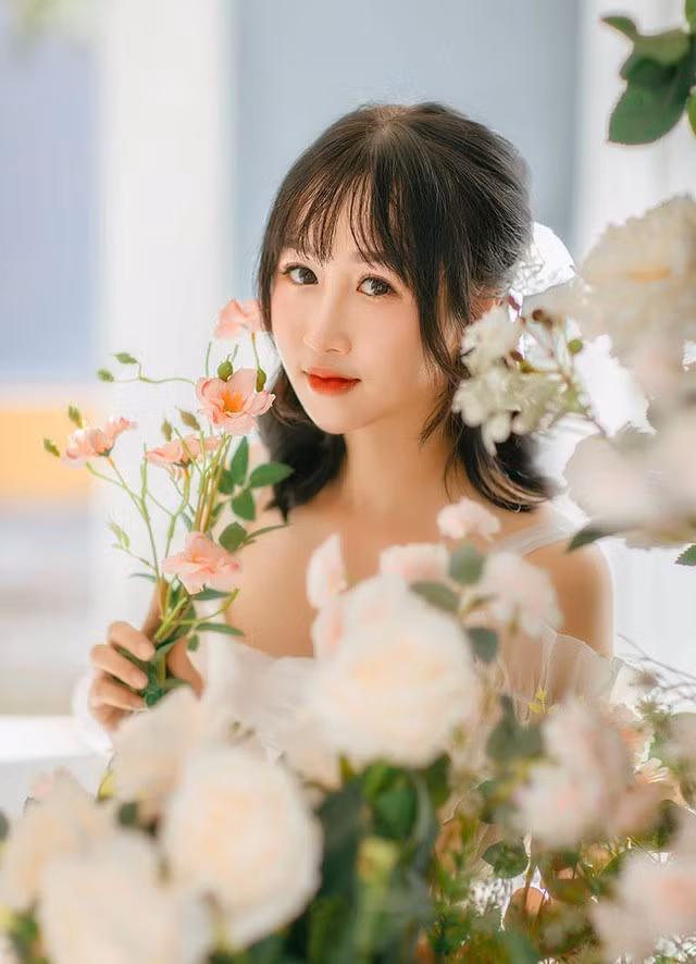 Cô giáo hot girl hiện là giáo viên tại một trường tiểu học. Trong dịp Trung Thu vừa rồi, Hương Trà đảm nhận vai trò "chị Hằng" để khuấy động không khí dịp lễ này tại trường học.