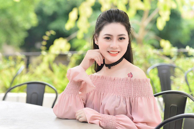 Thư Thanh cho biết cô đang là giáo viên dạy mỹ thuật cấp 2, trước đây cô từng theo học thiết kế. Ngoài ra thời gian rảnh Thanh cũng làm thêm mẫu ảnh và một số công việc khác.