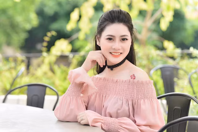 Thư Thanh cho biết cô đang là giáo viên dạy mỹ thuật cấp 2, trước đây cô từng theo học thiết kế. Ngoài ra thời gian rảnh Thanh cũng làm thêm mẫu ảnh và một số công việc khác.