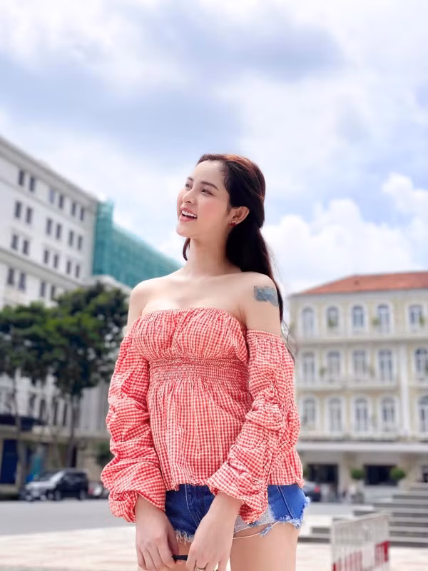 Gia đình cũng dần chấp nhận đứa con gái này hơn, Tường Vi thường hay tâm sự với mẹ, riêng bố thì không còn gay gắt như trước, song cũng ít khi nói chuyện với con gái.