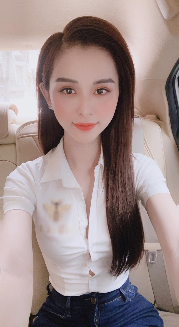 Dù gặp không ít khó khăn thế nhưng đối với Tường Vi cô cảm thấy vô cùng hạnh phúc và tự tin với nhan sắc ngọt ngào, tươi mới, hoàn hảo của mình.