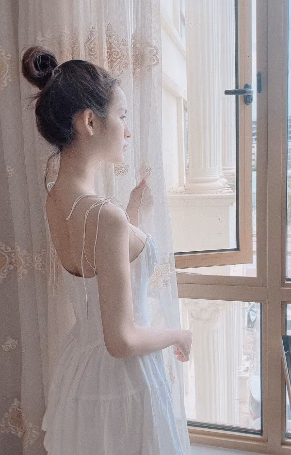 Bên cạnh công việc mẫu ảnh, Tường Vi cũng bán hàng online và nấm linh chi để cải thiện thu nhập.