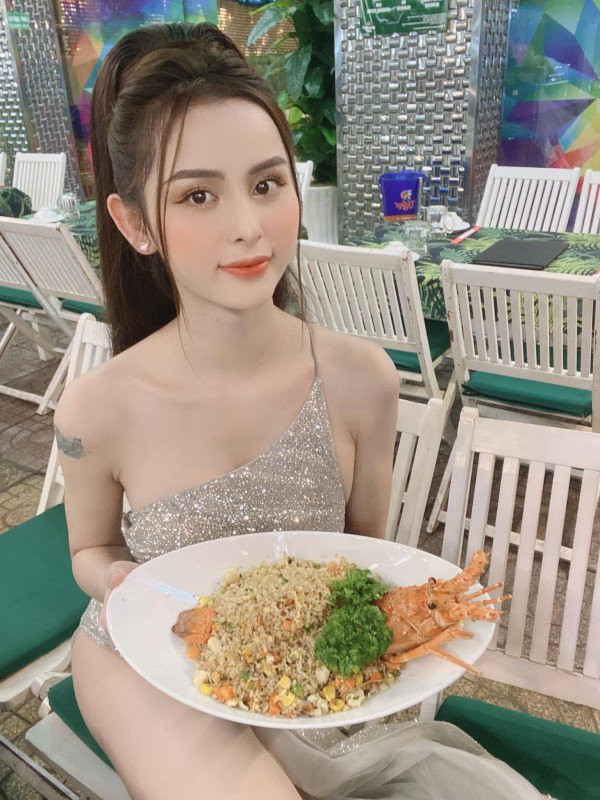 Không chỉ sở hữu gương mặt đẹp, trong trẻo, sắc vóc của Vy Lai cũng rất hoàn hảo. Với chiều cao 1m68 cùng số đo 3 vòng 83-60-93, những bức hình diện bikini của cô cũng khoe triệt để đường cong cơ thể và nhận không ít lời khen từ khán giả.