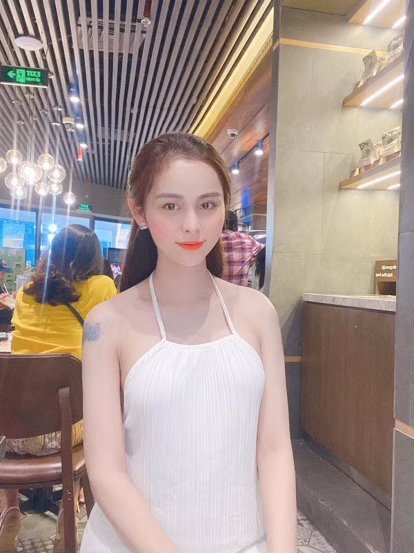 Hiện tại, cô đã thực sự sống trong hình hài bản thân ao ước, được làm đẹp, được xúng xính trong những chiếc váy điệu đà.