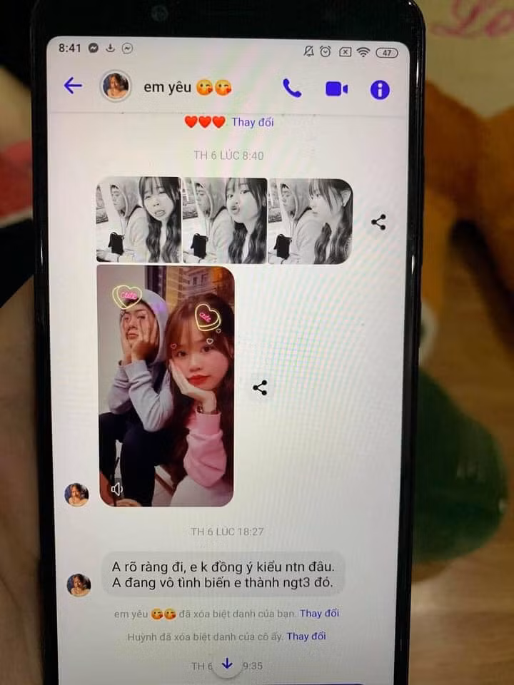 Theo những gì H.T.Q chia sẻ, bạn trai cô đã qua lại với Huỳnh Anh thời gian gần đây. Cô nàng phát hiện chuyện nhờ một lần vô tình đọc tin nhắn trong điện thoại. Hai người quen biết nhau vì Huỳnh Anh thuê trúng căn nhà do Q. sở hữu.