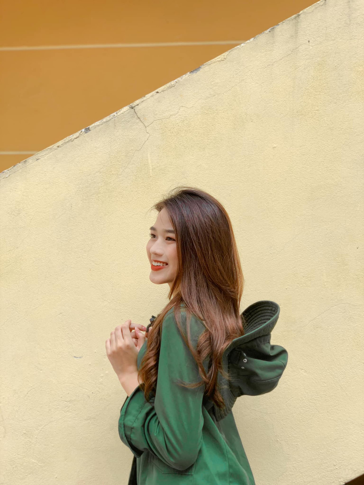 Đỗ Thị Hà luôn tự tin với lợi thế đôi chân dài, vóc dáng thanh mảnh cùng nụ cười tỏa nắng của mình.