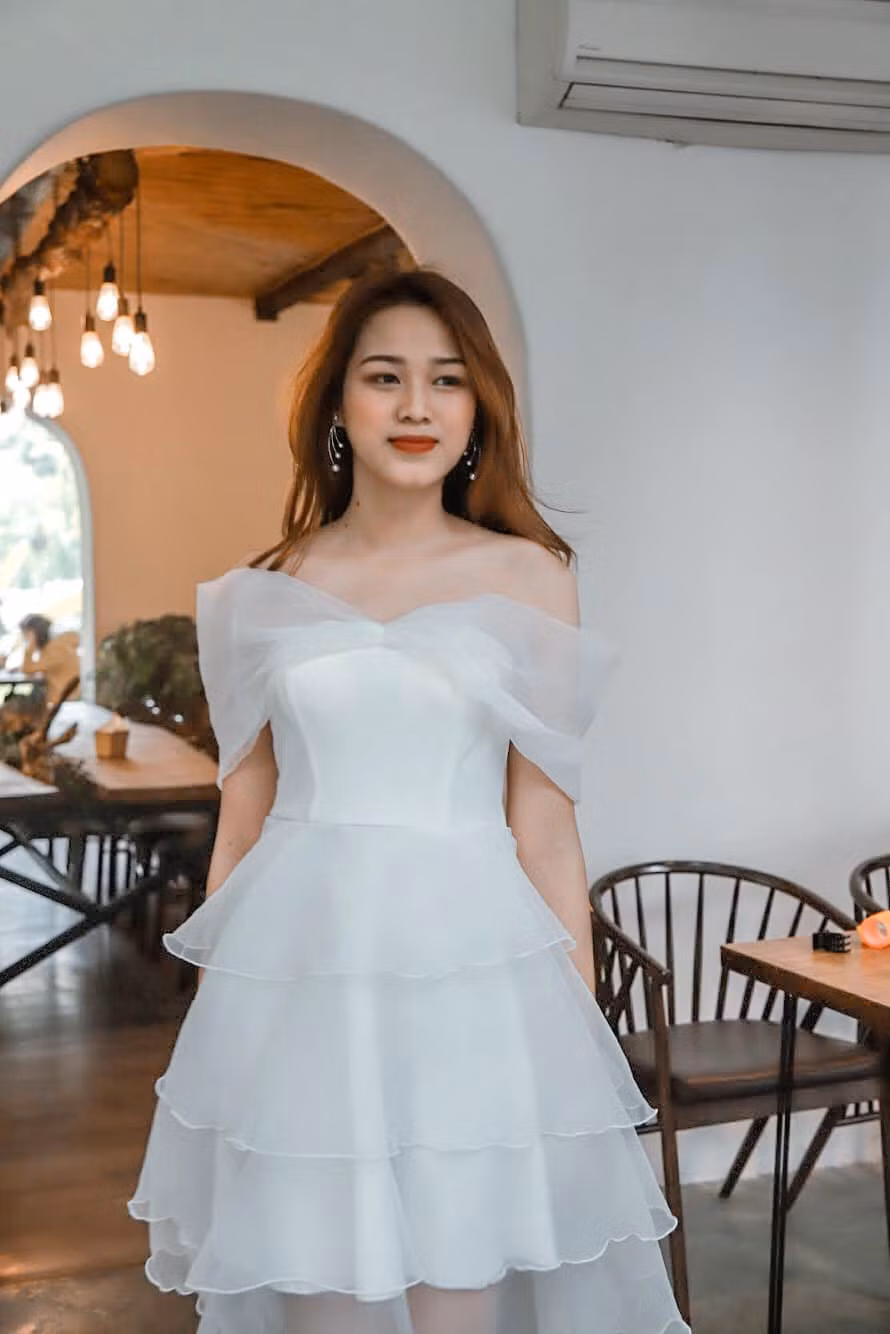 Dù không trang điểm hay ăn mặc cầu kỳ khi đến trường nhưng Hà vẫn gây ấn tượng với gương mặt khả ái và nụ cười rạng rỡ.