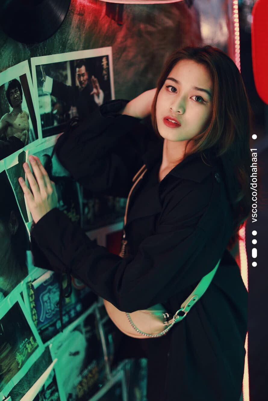 Ít ai biết rằng, để có thể trở thành thí sinh của cuộc thi sắc đẹp này cô đã phải tiết kiệm, cân đối chi tiêu hằng ngày. Bản thân cô chỉ được bố mẹ hỗ trợ 2 triệu đồng tiền ăn mỗi tháng, do vậy cô phải dành dụm, chi tiêu hợp lý mới có thể tham gia cuộc thi sắc đẹp danh giá.